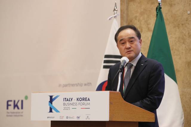 정철 한경협 연구총괄대표 겸 한국경제연구원장이 5일 소공동 롯데호텔에서 열린 한-이탈리아 비즈니스 포럼에 참석해 인사말을 하고 있다. 이번 포럼은 양국 간 경제협력 증진과 기업 교류 확대를 도모하기 위해 마련된 행사로 양국 정부 및 경제계를 대표하는 주요 인사와 기업인들이 참석했다. 사진 제공=한경협
