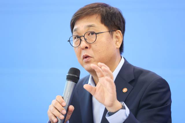 최휘영 문화체육관광부 장관이 4일 서울 중구 모두예술극장에서 열린 취임 한 달 기념 기자간담회에서 발언하고 있다. 연합뉴스