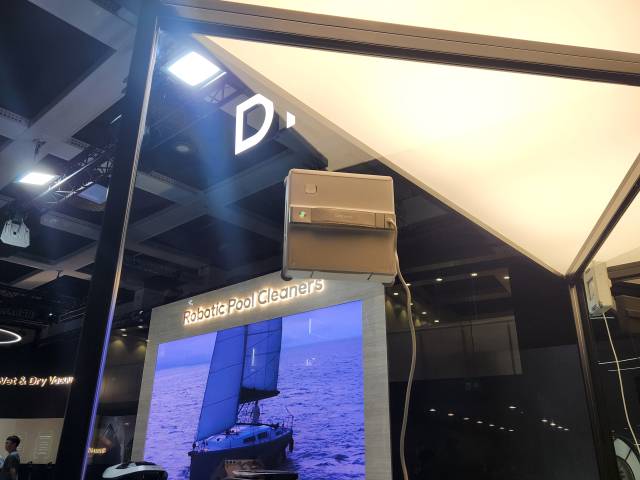 4일(현지시간) 유럽 최대 가전박람회 IFA 2025가 열리는 메세 베를린 내 드리미 부스에 창문닦이 로봇이 전시돼 있다. 노우리 기자