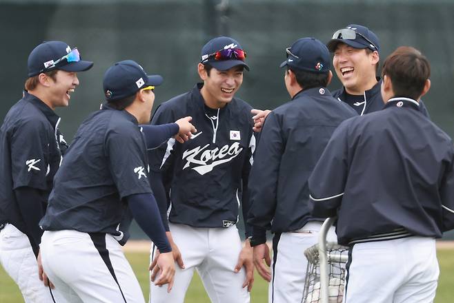 박해민, 이정후, 김현수(뒷줄 왼쪽부터) 등 2023 WBC 대표팀 외야수들이 미국 애리조나 캠프에서 즐거운 분위기 속에 훈련하고 있다. 연합뉴스