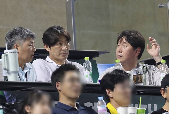 류지현 야구대표팀 감독(오른쪽)과 강인권(가운데), 김원형 코치가 지난 7월 잠실구장을 찾아 경기를 보며 이야기 나누고 있다. 연합뉴스