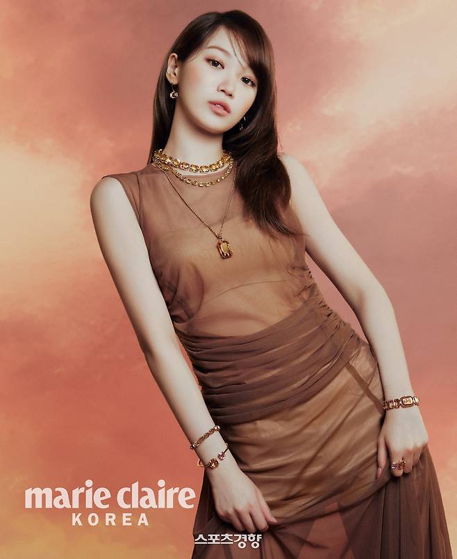 주얼리 화보를 찍은 르세라핌 멤버 김채원. 마리끌레르 제공