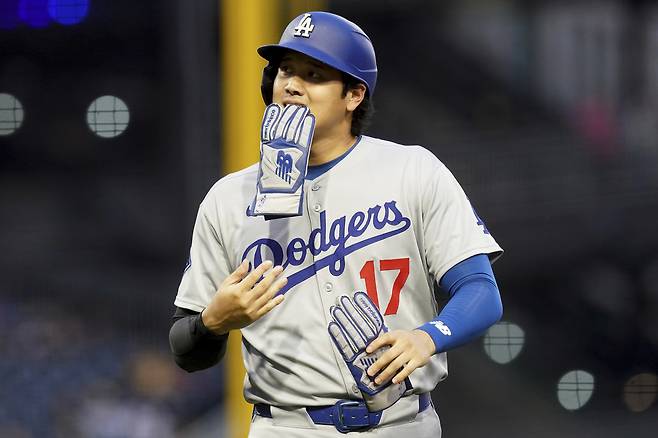 LA 다저스 오타니 쇼헤이가 5일 피츠버그전에서 3회초 무키 베츠의 타구 때 아웃된 뒤 더그아웃으로 향하고 있다. AP연합뉴스