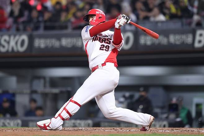 ▲ 변우혁은 타고 난 힘을 장타와 홈런으로 연결시키는 데 있어 다소간 어려움을 겪고 있다 ⓒKIA타이거즈