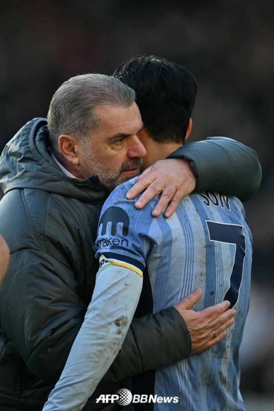 토트넘 홋스퍼 시절 손흥민(오른쪽)이 브렌트포드전 승리 후 제 포스테코글루 감독과 포옹을 나누고 있다. /AFPBBNews=뉴스1