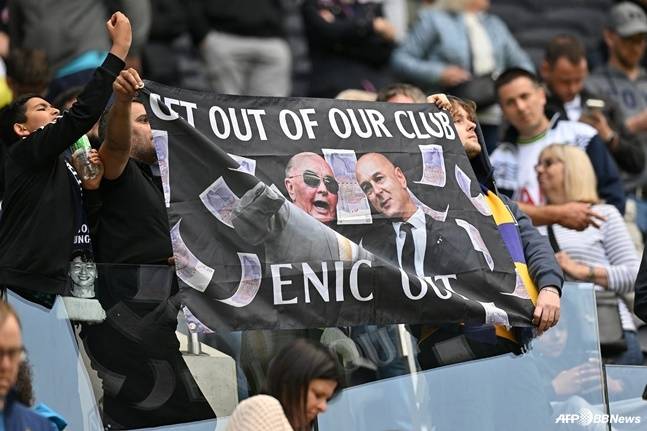 2023년 5월 토트넘 홋스퍼와 맨체스터 유나이티드의 잉글랜드 프리미어리그(EPL) 경기 중 토트넘 팬들이 레비 회장 퇴진을 요구하는 현수막을 들고 있다. /AFPBBNews=뉴스1