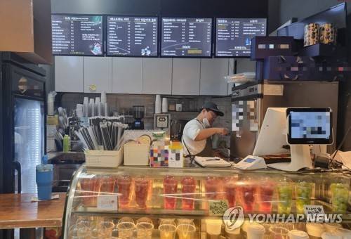 '디카페인 하나 주세요' (서울=연합뉴스) 서윤호 인턴기자 = 지난 1일 오후 서울 종각역 인근 상가의 한 카페에서 커피를 내리고 있다. 2025.9.5