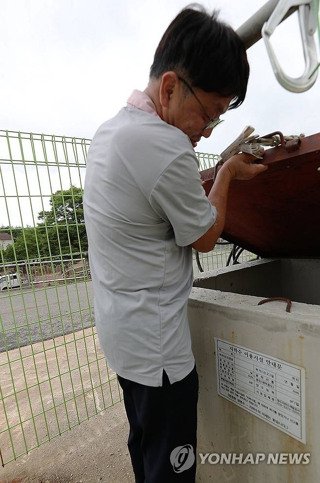 중증장애인 거주시설도 '단수 대비' (강릉=연합뉴스) 강태현 기자 = 강릉 지역의 극심한 가뭄이 이어진 지난 4일 오후 강원 강릉시 강동면 한 중증장애인 거주시설에서 사회복지사가 단수 시 생활용수로 쓰일 지하수 보관 수조를 살피고 있다. 2025.9.5 taetae@yna.co.kr