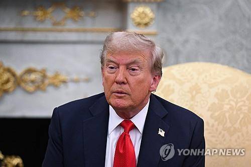 트럼프 대통령 (EPA=연합뉴스) 도널드 트럼프 미국 대통령이 3일(현지시간) 백악관에서 카롤 나브로츠키 폴란드 대통령과 회담하고 있다.