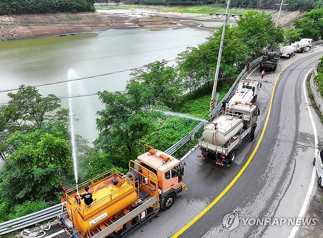 '최악 가뭄' 강릉, 오봉저수지 수위를 높여라 (강릉=연합뉴스) 양지웅 기자 = 5일 최악의 가뭄 사태가 이어지는 강원 강릉시 주 상수원인 오봉저수지에서 살수차들이 저수율을 높이고자 물을 뿌리고 있다. 2025.9.5 yangdoo@yna.co.kr
