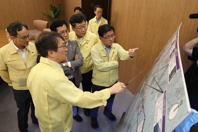 5일 새만금개발청에서 김성환 환경부장관이 김의겸 청장 등 참석자들과 새만금 사업에 대해 논의하고 있다,/사진=새만금개발청.