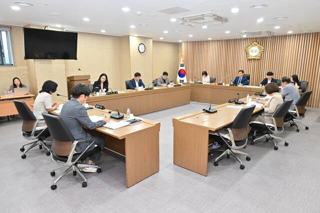 5일 임시회를 앞두고 의정간담회를 열어 심의 안건에 대한 사전 협의를 진행하고 있다. 달성군의회 제공