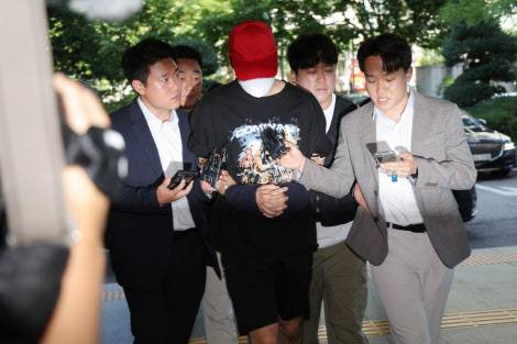 서울 서대문구 한 초등학교 인근에서 아동을 납치하려 한 20대 남성 일당이 5일 서울 마포구 서울서부지방법원에서 열린 구속 전 피의자 심문(영장실질심사)에 출석하고 있다. (사진=연합뉴스)