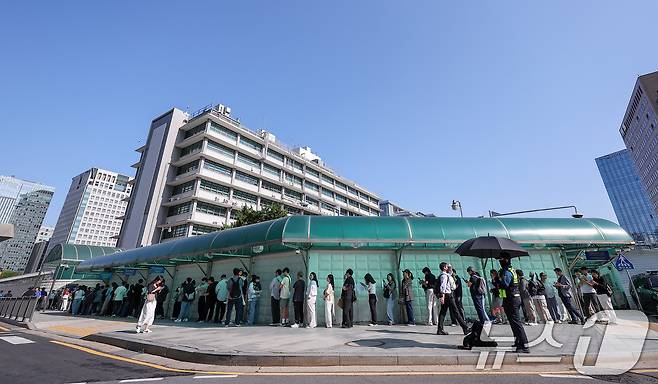 서울 종로구 주한미국대사관 앞에 미국 비자를 발급 받으려는 시민들이 줄 지어 서 있다./뉴스1 ⓒ News1 김성진 기자