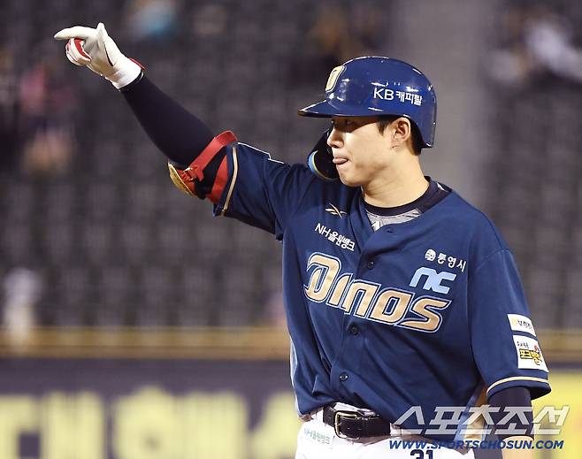 12일 서울 잠실구장에서 열린 NC-두산전. 4회초 2사 1루 최원준이 안타를 친 후 기뻐하고 있다. 잠실=정재근 기자 cjg@sportschosun.com/2025.8.12/