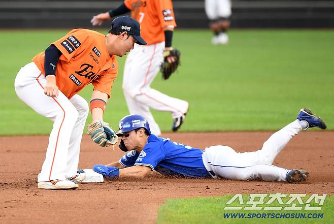 31일 대전 한화생명볼파크에서 열린 삼성-한화전. 1회초 무사 1루 구자욱 타석. 김성윤이 2루 도루를 성공시키고 있다. 대전=정재근 기자 cjg@sportschosun.com/2025.8.31/