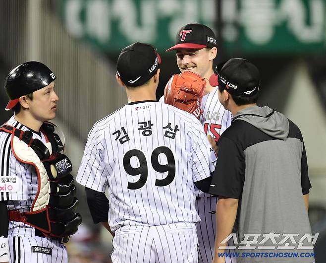 30일 잠실구장에서 열린 LG와 키움의 경기. 7회 김광삼 투수코치와 대화 도중 웃고 있는 LG 톨허스트. 잠실=송정헌 기자songs@sportschosun.com/2025.08.30/