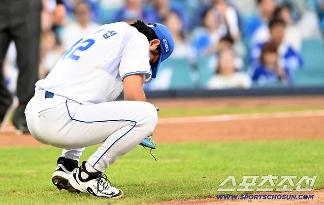6일 대구 삼성라이온즈파크에서 열린 한화와 삼성의 경기, 4회초 삼성 양창섭이 한화 하주석의 타구를 몸에 맞은 고통을 호소하고 있다. 대구=허상욱 기자wook@sportschosun.com/2025.09.06/