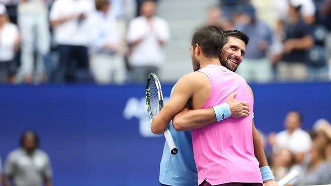 경기 후 포옹을 나누는 조코비치와 알카라스. US오픈