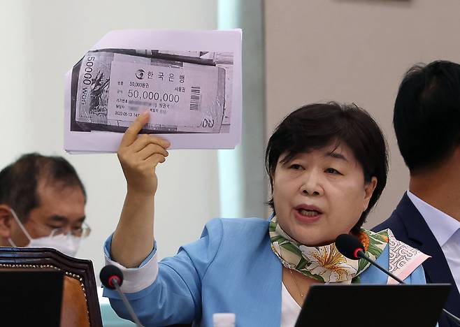 서영교 더불어민주당 의원이 5일 서울 여의도 국회에서 열린 법제사법위원회 검찰개혁 입법청문회에서 증인으로 출석한 김정민 서울남부지방검찰청 수사관에게 관봉권 띠지 분실 관련 질의를 하고 있다. /뉴시스