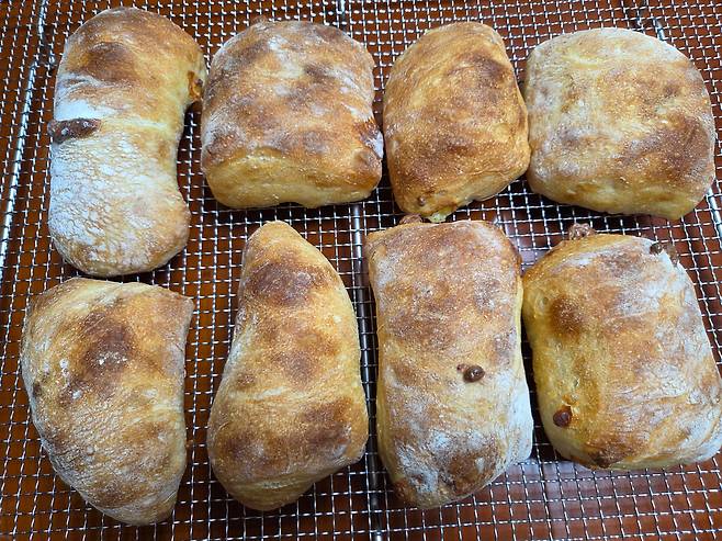 집에서 구운 치아바타. 치아바타는 이탈리아어로 '실내화'를 의미한다. 빵의 기다랗고 넓적한 모양이 실내화와 비슷하다고 해서 붙여진 이름이다./손관승 제공