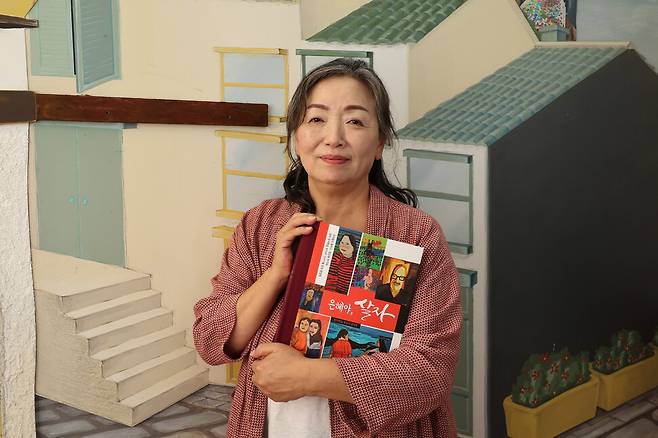 장차현실 화백이 8월22일 오후 경기 양평군 강상면 ‘어메이징 아웃사이더 아트센터’에서 ‘은혜야, 살자’ 팝업북을 들고 있다. 정용일 선임기자 yongil@hani.co.kr