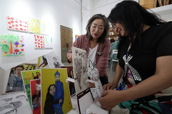 장차현실 화백(왼쪽)이 홍승희 작가와 함께 자신이 만든 ‘은혜야, 살자’ 팝업북 모형의 책장을 넘기고 있다. 정용일 선임기자 yongil@hani.co.kr