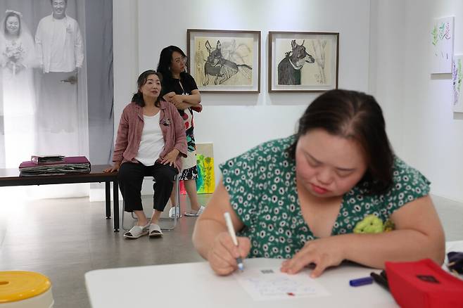 장차현실 화백(왼쪽)과 팝업북 아티스트 홍승희 작가, 그리고 정은혜 작가. 정용일 선임기자 yongil@hani.co.kr