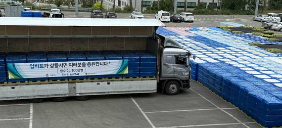 두나무가 강릉시에 기부한 생수 100만병. 사진 두나무