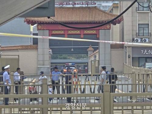 김정은 북한 국무위원장이 베이징에 도착한 2일 베이징역에서 삼엄한 경계가 펼쳐지고 있다. 베이징|박은하 특파원