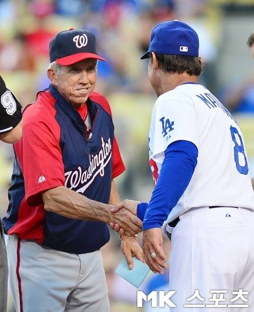 지난 2013년 다저스와 원정경기를 앞두고 상대 감독 돈 매팅리와 인사하는 존슨의 모습. 사진= MK스포츠 DB