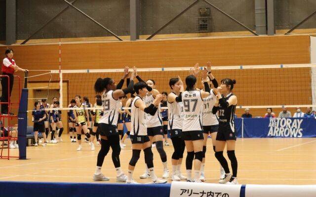 한국도로공사가 6일 일본 시가현에 위치한 도레이 아레나에서 도레이 애로우즈와 친선경기를 가졌다./한국도로공사