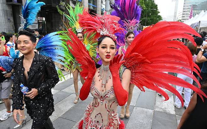 6일 오후 서울 중구 청계광장에서 열린 싸와디 서울 타이 페스티벌 2025에서 문화 퍼레이드가 진행되고 있다. 올해로 10회를 맞이한 싸와디 서울 타이 페스티벌 2025는 서울 도심에서 태국의 문화와 예술, 음식 등 다양한 태국 문화를 접할 수 있는 축제로 6일과 7일 양일간 진행됐다. 임세준 기자