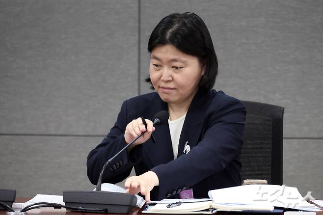 임은정 서울동부지방검찰청 검사장이 29일 서울 여의도 국회의원회관에서 열린 검찰개혁 긴급 공청회 '검찰개혁의 쟁점은 무엇인가?'에서 마이크를 잡고 있다. 윤창원 기자