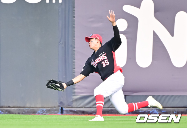 KIA 외야수 김석환이 타구를 건져내고 있다./OSEN DB