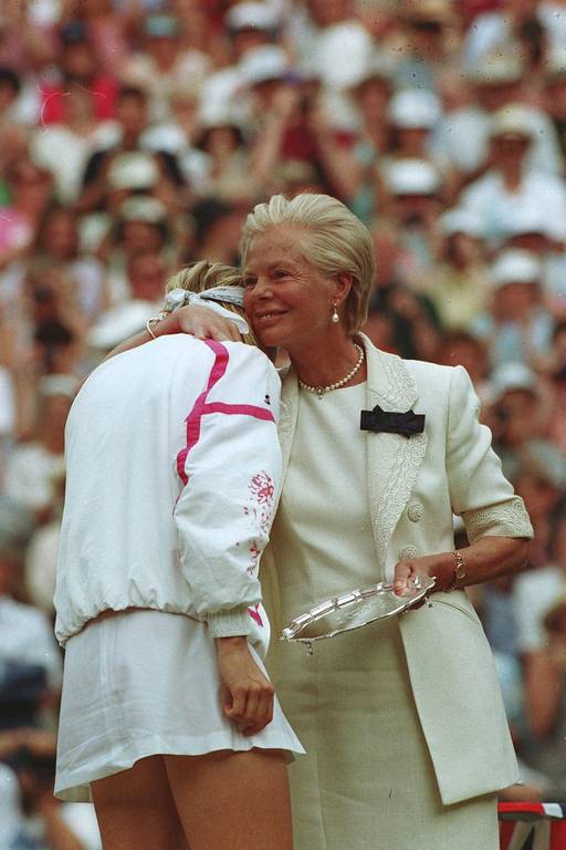 1993년 영국 윔블던 테니스 대회 여자 결승전에 진출한 야나 노보트나(체코) 선수가 준우승에 그친 뒤 오열하자 영국 왕실 구성원인 켄트 공작 부인 캐서린(오른쪽)이 직접 다가가 어깨를 껴안으며 위로하고 있다.