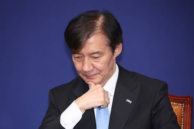 조국 조국혁신당 혁신정책연구원장이 9월1일 서울 여의도 국회에서 열린 최고위원회의에서 김선민 당대표 권한대행의 발언을 듣고 있다. ⓒ 연합뉴스