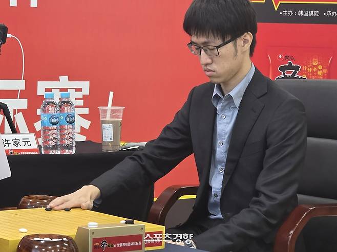 쉬자위안 9단이 6일 중국 칭다오 농심공장에서 열린 제27회 농심신라면배 세계바둑최강전 4국에서 탄샤오 9단과 대국하고 있다. 칭다오 | 윤은용 기자