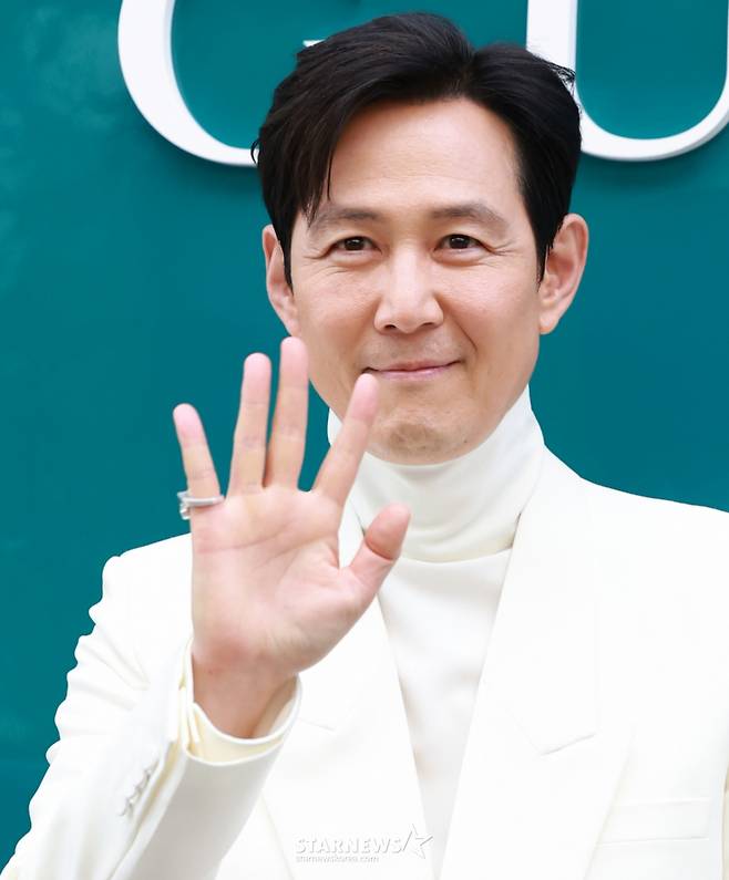 (서울=뉴스1) 권현진 기자 = 배우 이정재가 2일 오후 서울 강남구 구찌 청담 플래그십에서에서 열린 구찌(GUCCI)의 오스테리아 서울 이전·리뉴얼 오픈 기념 행사에 참석해 포즈를 취하고 있다. 2025.9.2/뉴스1 Copyright (C) 뉴스1. All rights reserved. 무단 전재 및 재배포, AI학습 이용 금지. /사진=(서울=뉴스1) 권현진 기자