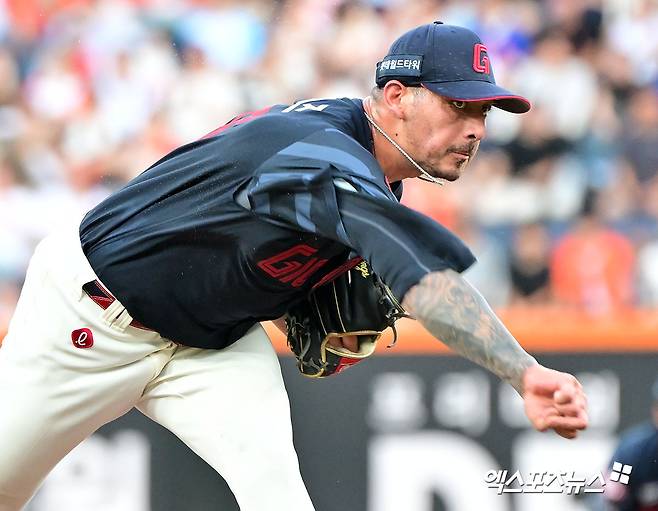 롯데 자이언츠 외국인 투수 빈스 벨라스케즈가 지난 8월 KBO리그 데뷔 후 5경기에서 1승4패 평균자책점 8.87로 부진에 빠졌다. 사진 엑스포츠뉴스 DB