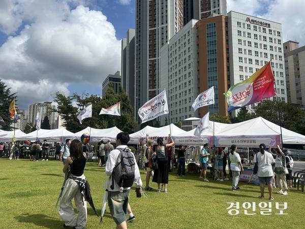 6일 오후 인천시청 앞 애뜰광장에서 ‘제8회 인천퀴어문화축제’가 열렸다. 2025.9.6 /백효은기자 100@kyeongin.com