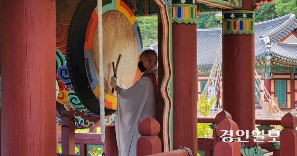 종루에서 법고를 두드리고 있는 스님. 2025.8.22 /김성호기자 ksh96@kyeongin.com