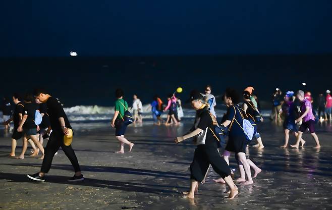 6일 충남 보령시 대천해수욕장에서 열린 해변 맨발걷기 축제에 참여한 참가자들이 맨발로 해변을 걷고 있다. 김주형 기자 kjh2667_@cctoday.co.kr