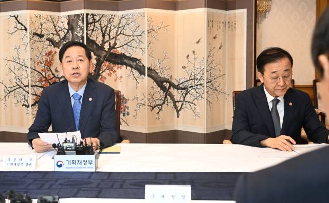 구윤철 부총리 겸 기획재정부 장관은 7일 서울 종로구 정부서울청사에서 열린 부동산관계장관회의를 주재, 모두발언을 하고 있다. 사진 왼쪽부터 구윤철 부총리, 김윤덕 국토교통부 장관. 2025.9.7. 기재부 제공