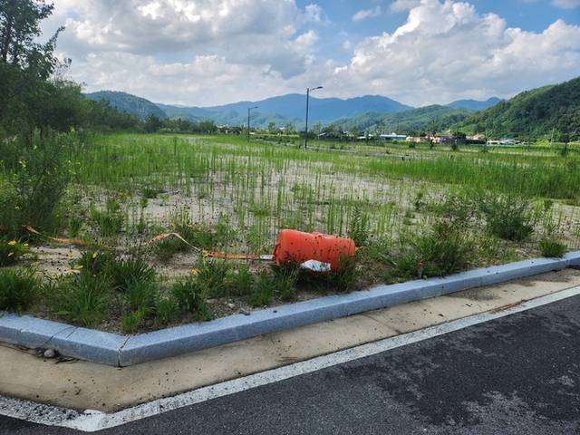 ▲ 봉화군이 2023년 7월 준공한 춘양 소로지구 전원주택단지가 잡풀만 무성한 채 그대로 방치돼 있다. 박문산 기자