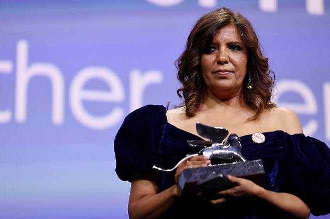 7일 오전(한국시간) 이탈리아 베니스 리도섬에서 열린 제82회 베니스국제영화제 폐막식에서 심사위원 대상을 수상한 영화 ‘힌드 라잡의 목소리’의 카우타르 벤 하니야 감독이 트로피를 들고 포즈를 취하고 있다. (사진=로이터)