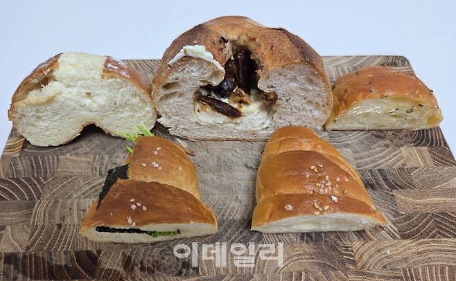 기자가 구매한 ETF 베이커리 빵 5종의 단면. 모든 제품을 합쳐도 총 1만 150원에 불과했다. (사진=한전진 기자)