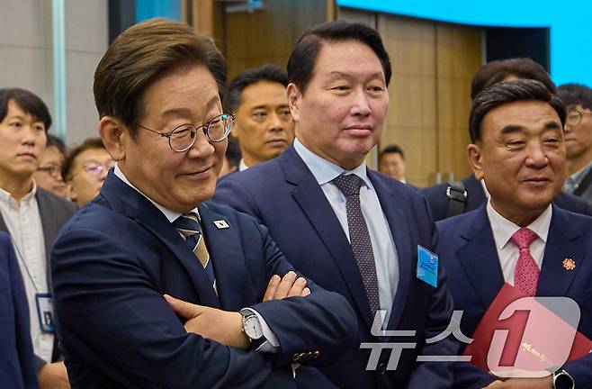 이재명 대통령이 20일 울산 울주군 울산전시컨벤션센터에서 열린 인공지능(AI) 글로벌 협력 기업 간담회 뒤 최태원 회장과 AI 제품·서비스 시연을 참관하고 있다. (대통령실 제공. 재판매 및 DB 금지) 2025.6.20/뉴스1 ⓒ News1