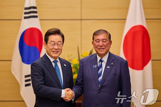 이재명 대통령과 이시바 시게루 일본 총리가 23일(현지시간) 일본 도쿄 총리 관저에서 소인수 정상회담에 앞서 기념촬영을 하고 있다. (이재명 대통령 SNS. 재판매 및 DB금지) 2025.8.25/뉴스1 ⓒ News1 이재명 기자