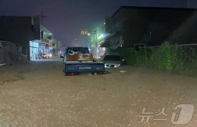전북지역에 극한호우가 내린 7일 새벽 전북 군산시 미성초 인근에서 트럭이 침수돼 있다.(전북 소방 제공. 재판매 및 DB금지) 2025.9.7/뉴스1 ⓒ News1 장수인 기자